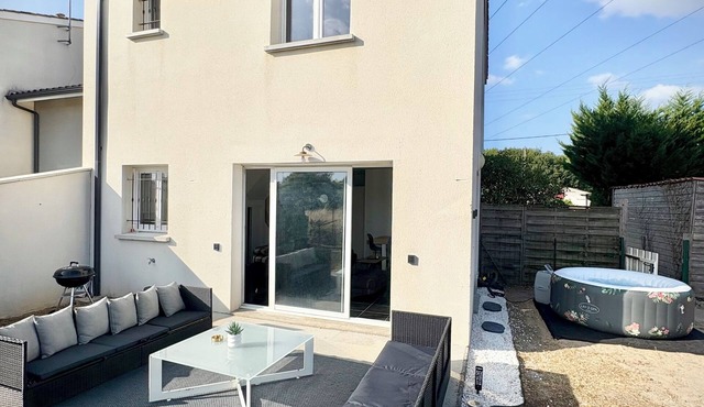 WHOLE HOUSE JACUZZI RECEPTION OPEN 24/7