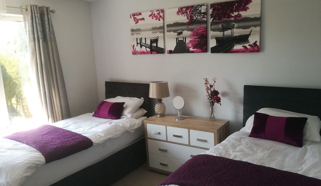 ★ Whole House ★near town centre ★ off road parking ★