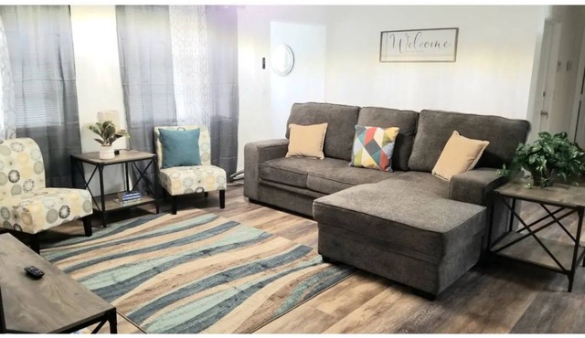 Whole House+Renovated+Pool+Lanai+BBQ+Close to All