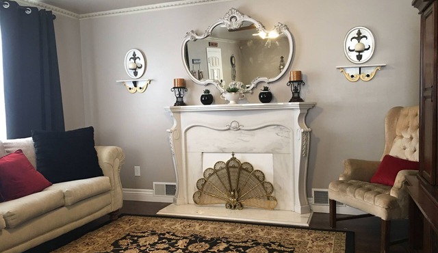 Whole House Sleeps 10 6 min from Airport|Downtown