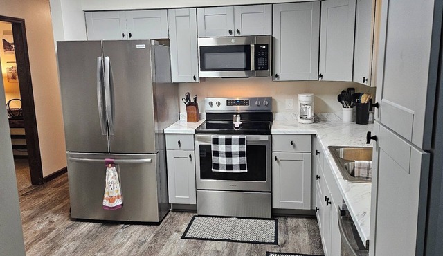 Whole House - Sleeps 6 - Remodeled Kitchen & Bath - Near I-90 - North Side Jvl