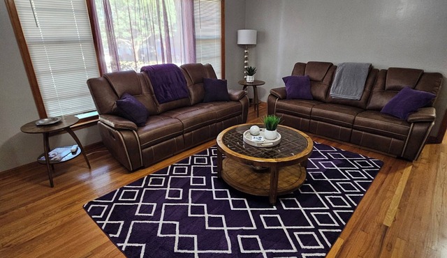 Whole House Sleeps 9 with Ample Space Close to KSU & MHS