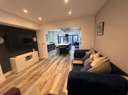 Whole house -Sleeps4-Parking-Garden-BikingHiking