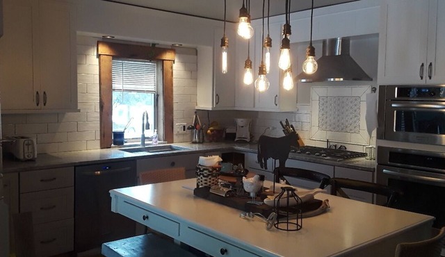 Whole house w/Open plan; reno'd farmhouse style home w/cozy interiors. Dogs OK