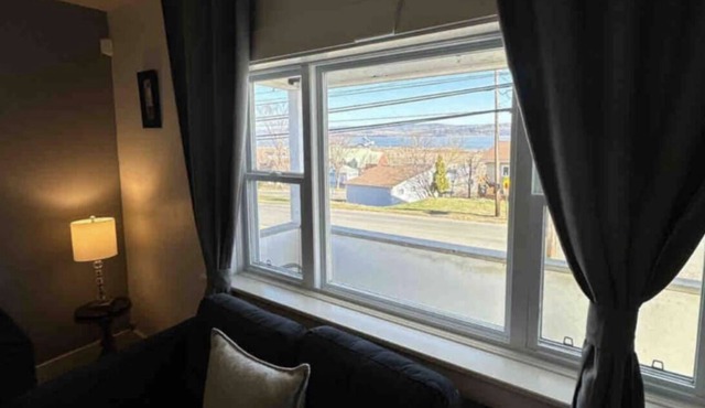 Whole house w/ picturesque mountain views, super close to beach & hiking trails!