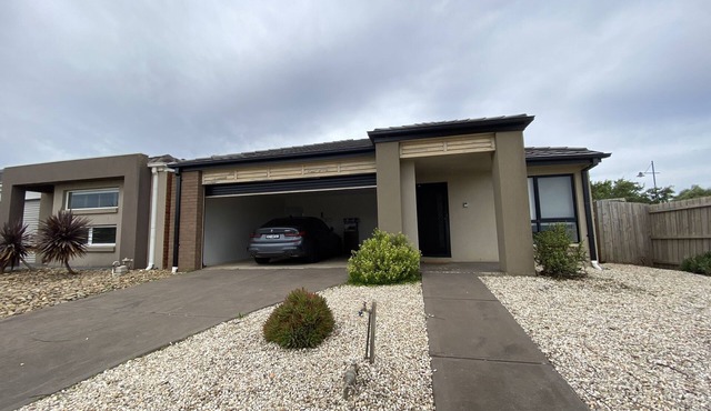 Whole house with 4 Queen Beds-Cozy Tranquil House - Close to Melbourne Airport