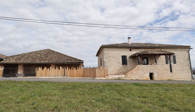 Whole house with old farmhouse south of Cahors