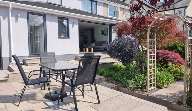 Whole house with parking and garden in Conwy. Pets welcome