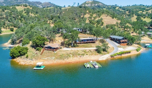 Whole Peninsula (6 houses with 1 studio and 3 boat docks)