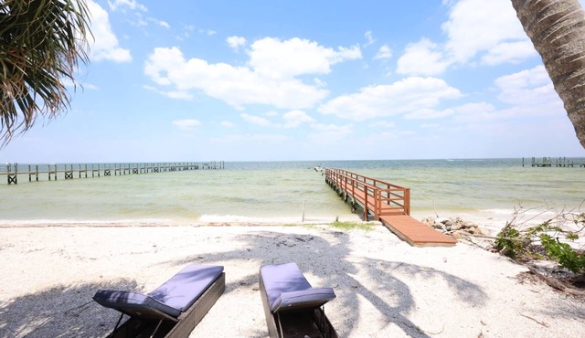 Whole top floor penthouse unit in a beach lodge in Bokeelia on a small beach