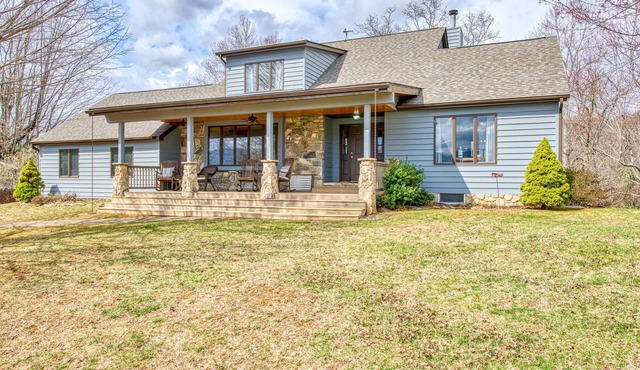 Wholesome retreat near the lake & town with patio & full kitchen