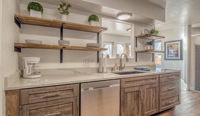 Whomping Willow: Downtown Retreat with Hot Tub