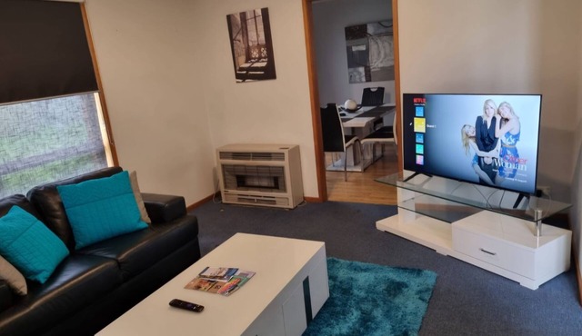 *WI-FI & Netflix* Super Comfy Accom, 21meter Long Boat Parking Available!