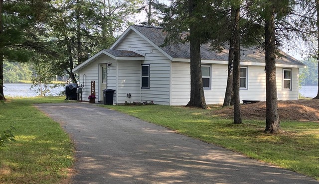 WI River-Boom Lake cottage on spacious lot, water on 3 sides, kayaks, fire pit