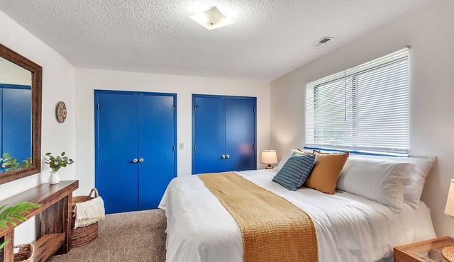 Wichita Roots ~ Midwestern Charm Good WiFi Parking Terrific apartment Book Now!
