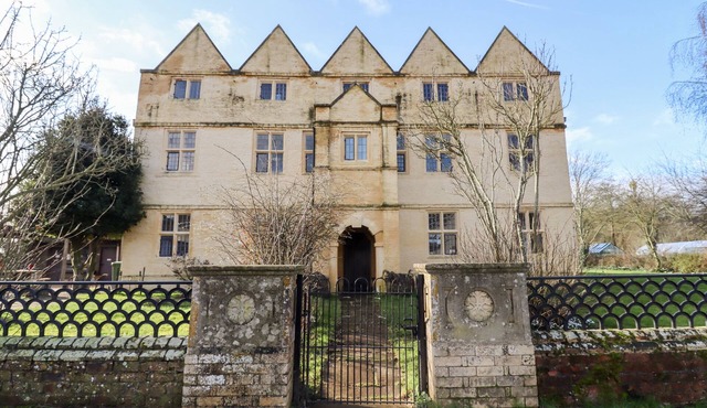 WICK COURT FARM, family friendly in Frampton On Severn