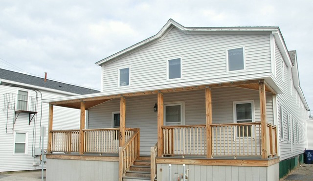Wicked Large 4500 SQ FT House with AC 1/2 a Block from the Ocean! Sleeps 34!