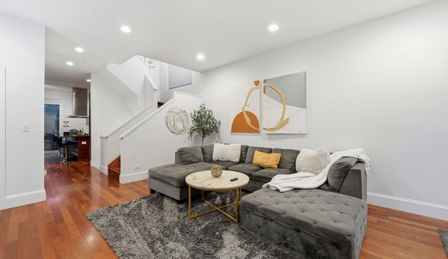 Wicker Park 4BD Home with Theater Room & Rooftops