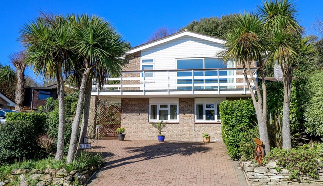 WICKINGS, pet friendly, country holiday cottage in Ventnor