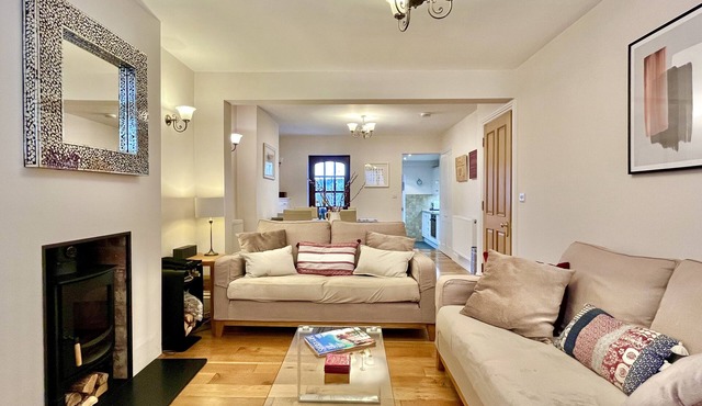 Wickland Cottage by inspirestays.com - a cottage that sleeps 5 guests in 3 bedrooms