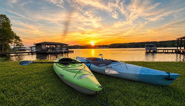 Wide Lake View: Kayaks 🚣, Private Dock, Fire pit, Sleeps 12
