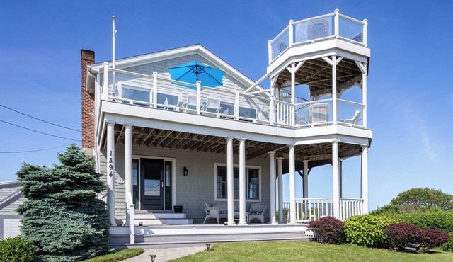Wide ocean views from Block Island to Newport Bridge,5 minutes to beaches, ferry