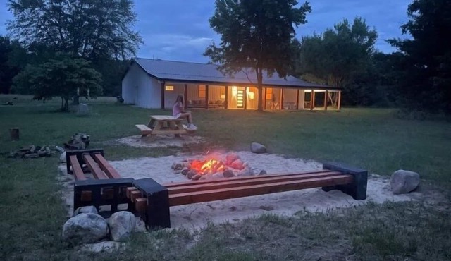 Wide open Country Barndominium 30 min to GR, w/Hot Tub, 7 beds 3 ba, events ok
