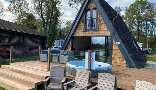 Widgeon is prime location on duck lake, bbq & Large Hot Tub with private fishing @tattershall lakes
