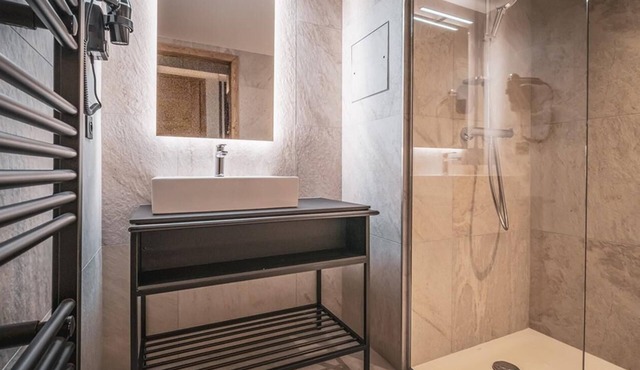 Wifi, 100m from ski slopes, 5th floor, view valley, swimming pool, sauna, hammam, balcony, tv