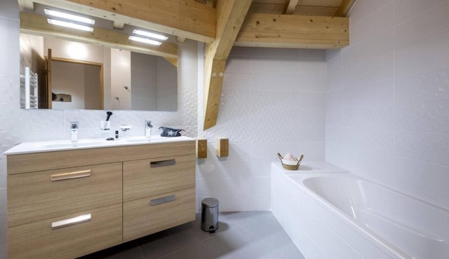 Wifi, 100m from resort center, balcony, parking, tv, ski locker, 77m², Vaujany