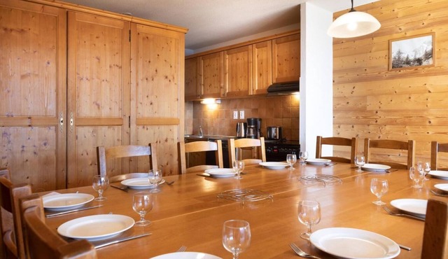 Wifi, 150m from shops, swimming pool, sauna, hammam, balcony, fireplace or stove, tv, ski locker