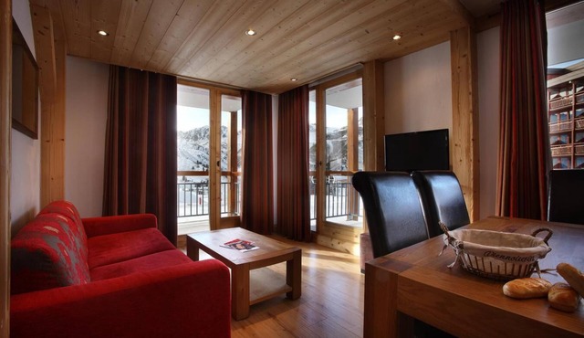 Wifi, 50m from resort center, fitness, swimming pool, sauna, hammam, balcony, tv, ski locker, 32m²