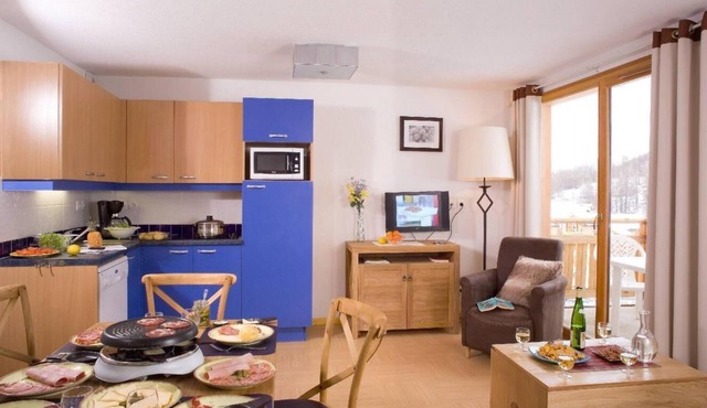 Wifi, 50m from shops, view ski slopes, swimming pool, balcony, 28-29m², Les Orres