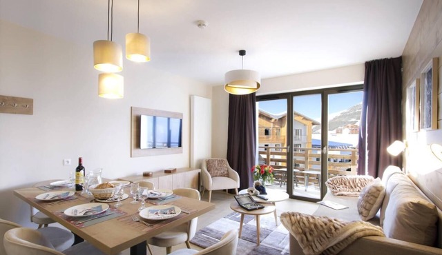Wifi, at the foot of shops, fitness, swimming pool, sauna, hammam, balcony, tv, ski locker, 78m²