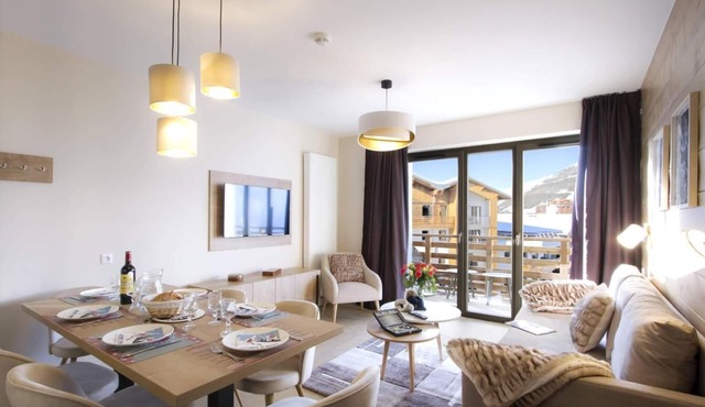Wifi, at the foot of shops, fitness, swimming pool, sauna, hammam, balcony, parking, tv, ski locker