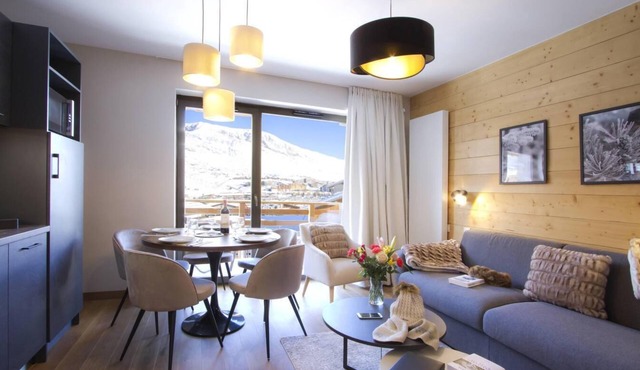 Wifi, at the foot of shops, fitness, swimming pool, sauna, hammam, balcony, parking, tv, ski locker
