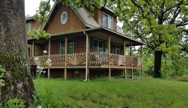 WIFI! Big Oak Cabin, ozarks, hot tub, rivers!