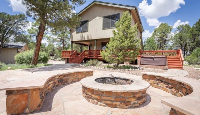 Wifi, Hot Tub, Zip Line, Fire Pit, Huge Patio, Deck, Balcony & Clubhouse Garage