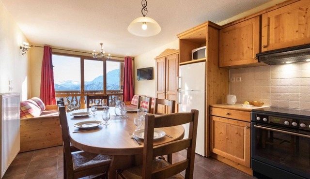 Wifi, ski-in/ski-out & foot of the slopes, swimming pool, sauna, hammam, balcony, tv, ski locker