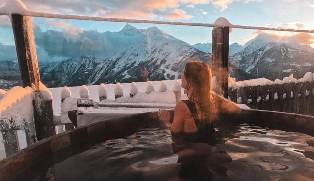 Wifi, ski-in/ski-out & foot of the slopes, swimming pool, sauna, hammam, balcony, fireplace or stove