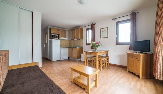 Wifi, ski-in/ski-out & foot of the slopes, fitness, swimming pool, terrace, balcony, parking, tv