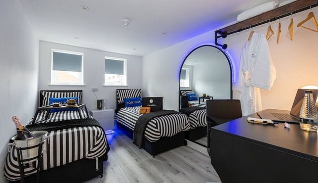 Wigan 4BR Retreat + Full Kitchen & Street Parking