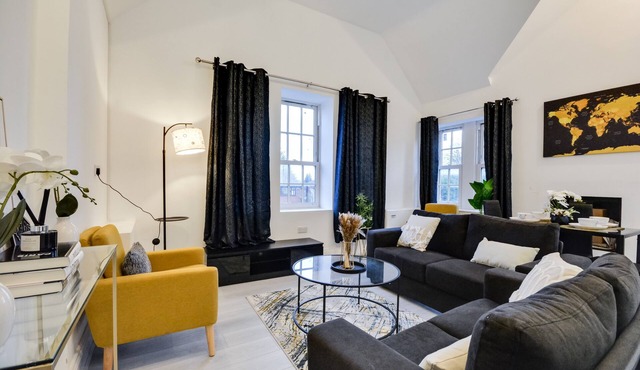 Wigan - Apartment - Sleeps 6 - Parking