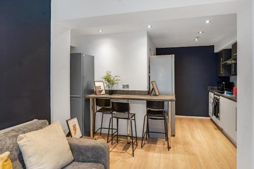 Wigan, Free Parking, Family, Central, Large House for contractors