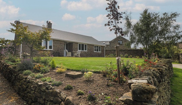 WIGLEY FARM HOUSE COTTAGE, pet friendly, with hot tub in Chesterfield