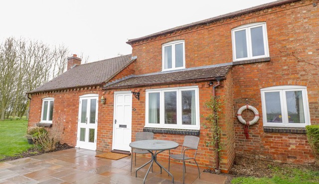 WIGRAMS CANALSIDE COTTAGE, pet friendly in Napton-On-The-Hill