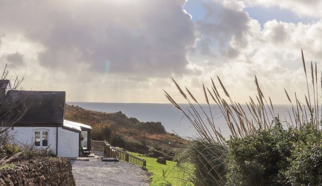 WILD ACRES, pet friendly, luxury holiday cottage in Coverack