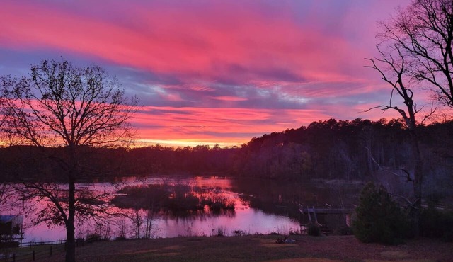 Wild and Free: Lakefront Oasis on Great Creek!