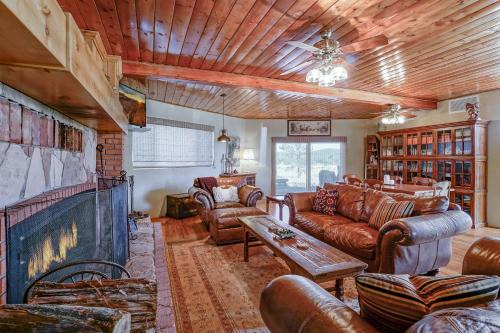 Wild Bill Retreat Treehouse Acre of Fun Near Grand Canyon Williams