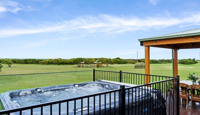 Wild Dog - 3 bdrm with out-door hot tub